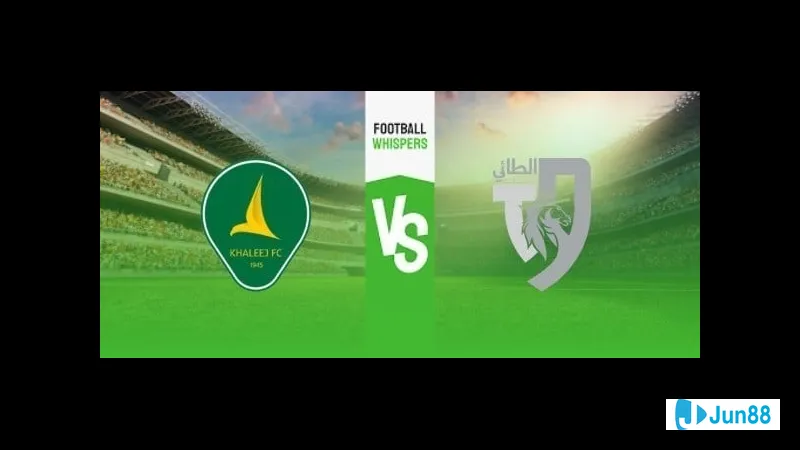 Các cầu thủ Al Taee và Al Khaleej đang tranh chấp quả bóng trên sân cỏ Các cầu thủ Al Taee và Al Khaleej đang tranh chấp quả bóng trên sân cỏ