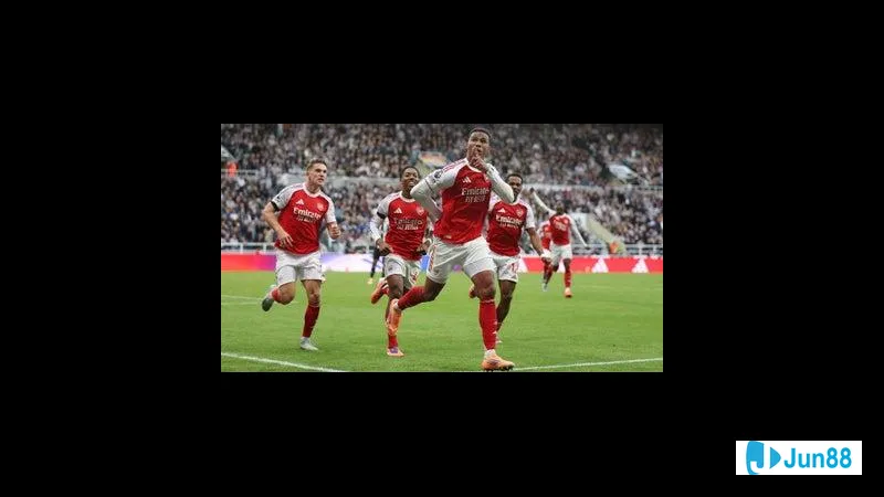 Cầu thủ Basel truy cản mạnh cầu thủ Stuttgart để ngăn chặn pha tấn công của đối thủ Cầu thủ Basel truy cản mạnh cầu thủ Stuttgart để ngăn chặn pha tấn công của đối thủ