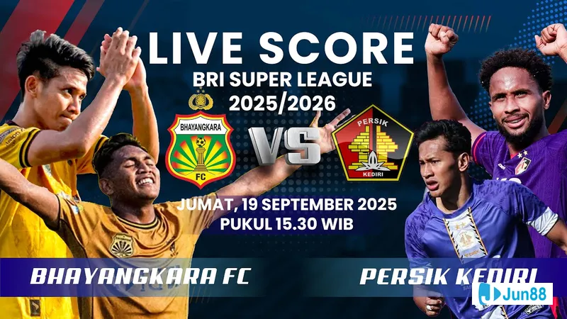 Các cầu thủ Bhayangkara và Persik Kediri đang tranh chấp quả bóng trên sân cỏ Các cầu thủ Bhayangkara và Persik Kediri đang tranh chấp quả bóng trên sân cỏ