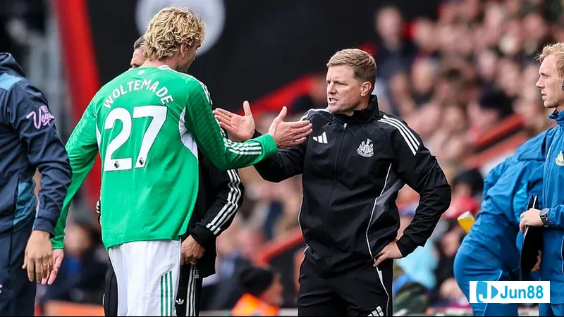 Cầu thủ Newcastle vượt qua cầu thủ Bradford City để tiến về phía khung thành đối phương Cầu thủ Newcastle vượt qua cầu thủ Bradford City để tiến về phía khung thành đối phương