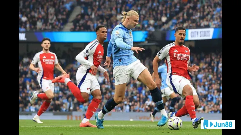 Cầu thủ Alashkert đang tung cú sút mạnh vào khung thành đối phương Shirak Gyumri Cầu thủ Alashkert đang tung cú sút mạnh vào khung thành đối phương Shirak Gyumri