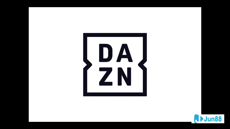 Cầu thủ của đội Brest đi bóng qua cầu thủ của đội Nantes trên sân cỏ Cầu thủ của đội Brest đi bóng qua cầu thủ của đội Nantes trên sân cỏ