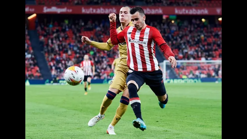 Cầu thủ của Levante diễn kỹ thuật qua cầu thủ của Athletic Bilbao trong trận đấu Cầu thủ của Levante diễn kỹ thuật qua cầu thủ của Athletic Bilbao trong trận đấu