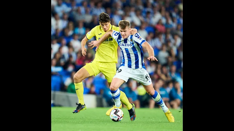 Cầu thủ của Real Sociedad với tinh thần quyết tâm vuốt bóng qua phòng ngự của Villarreal Cầu thủ của Real Sociedad với tinh thần quyết tâm vuốt bóng qua phòng ngự của Villarreal