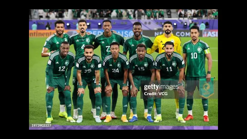 Cầu thủ của Al Jubail vượt qua cầu thủ của Al Jabalain trong trận đấu quyết liệt. Cầu thủ của Al Jubail vượt qua cầu thủ của Al Jabalain trong trận đấu quyết liệt.