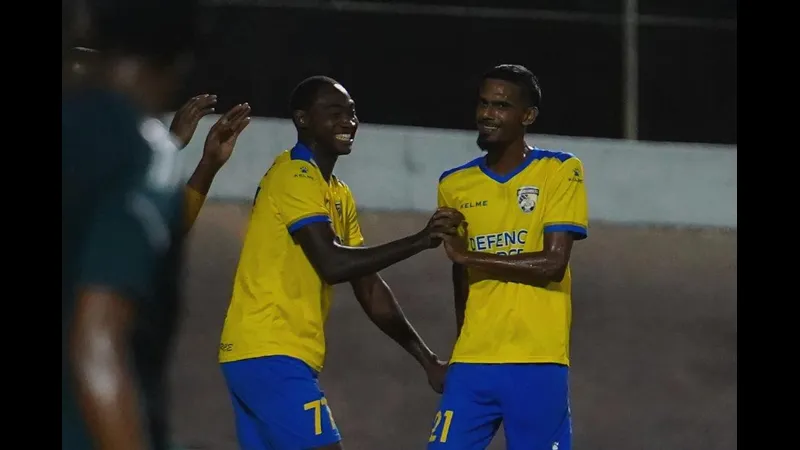 Cầu thủ từ đội Defense Force tạo ra khoảnh khắc ấn tượng khi vượt qua hàng phòng ngự của…