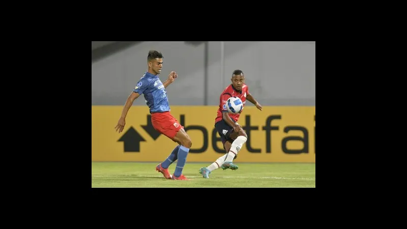 Cầu thủ của Guabira chiến đấu với cầu thủ của Wilstermann để tranh bóng.