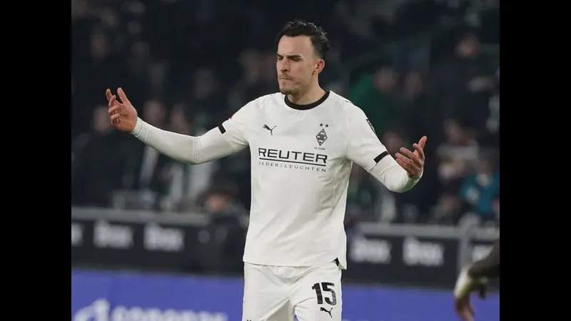 Cầu thủ của Monchengladbach vượt qua cầu thủ St. Pauli trong trận đấu bóng đá