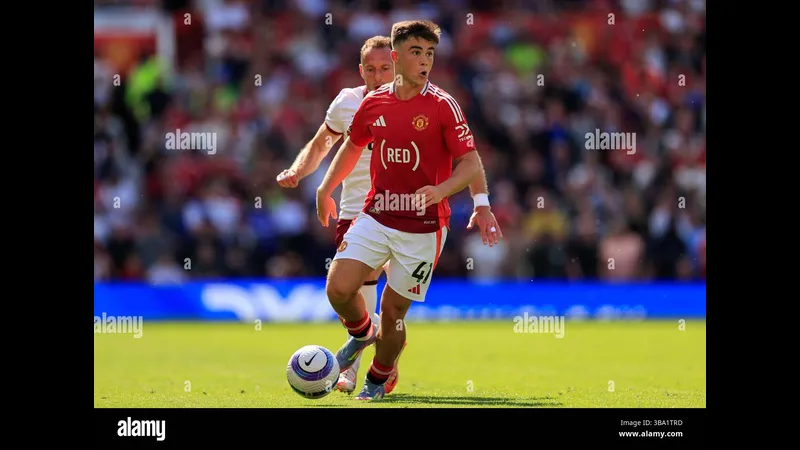 Cầu thủ Manchester United chạy nhanh với bóng trước sự áp đảo từ cầu thủ West Ham Cầu thủ Manchester United chạy nhanh với bóng trước sự áp đảo từ cầu thủ West Ham