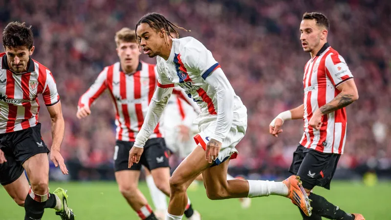 Cầu thủ của Ourense chống lại áp lực từ cầu thủ của Athletic Bilbao