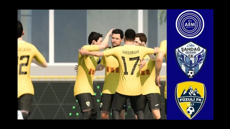 Cầu thủ của Sahdag Qusar và Turan Tovuz tranh chấp quả bóng trên sân cỏ