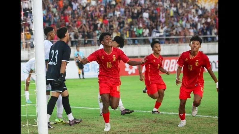 Cầu thủ U17 Nhật Bản đang tìm đường đi vào vòng cấm của U17 Ma Rốc